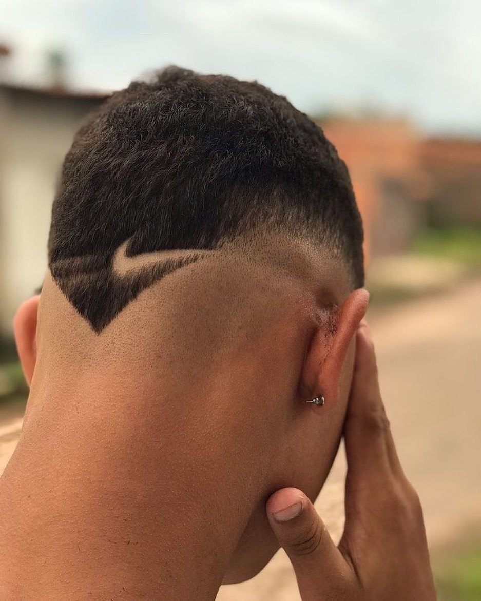 homem com corte asa delta com símbolo