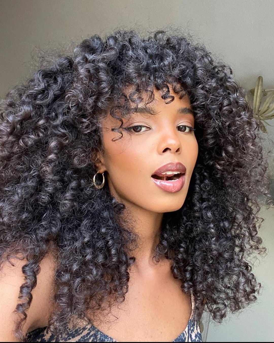 cabelo em u com franja em cabelo cacheado
