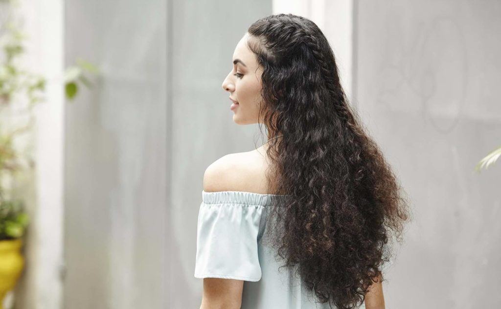 Corte em v em cabelo cacheado longo castanho