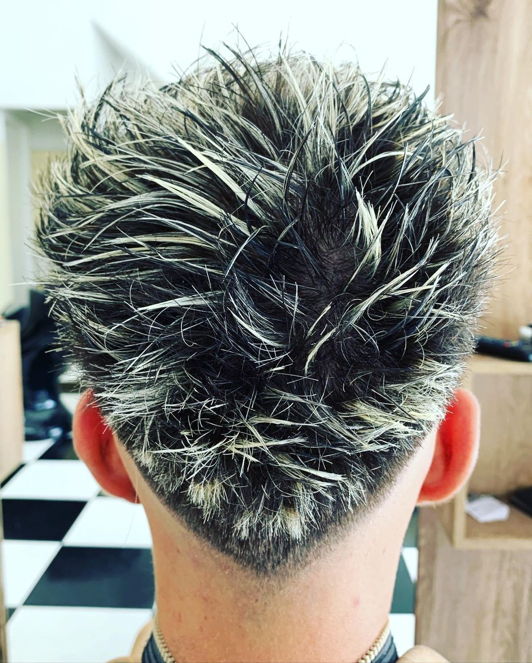 homem com corte asa delta com reflexo