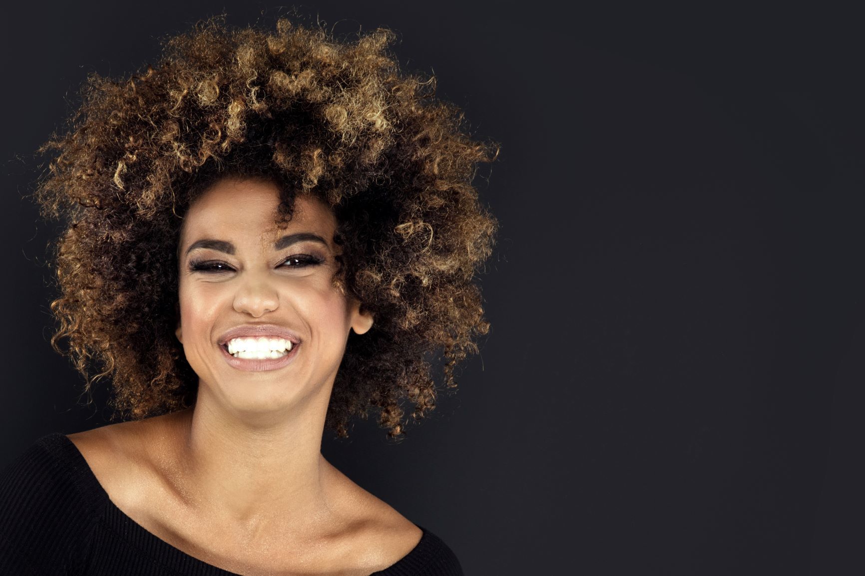 Cabelo cacheado com luzes: 30+ fotos, como cuidar e escolher o tom ideal