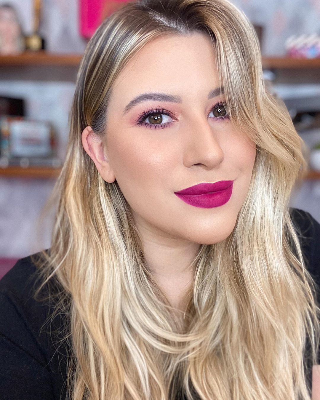 Niina Secrets com cabelos loiros e longos