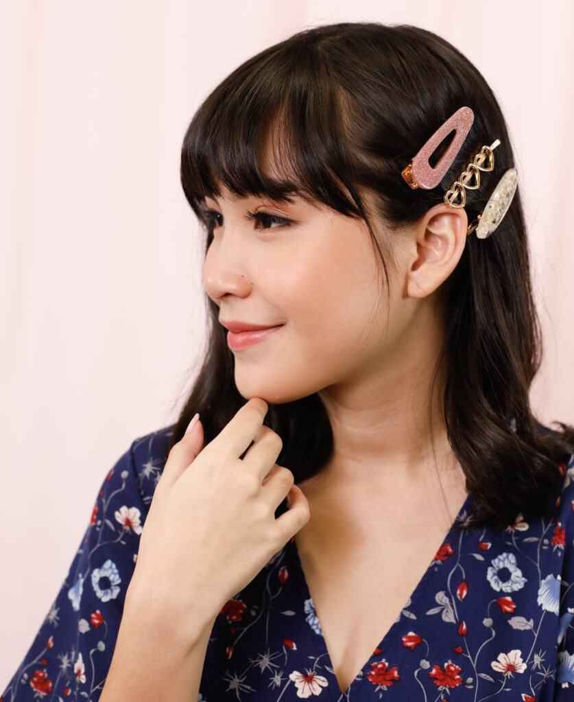mulher com penteado solto com acessórios
