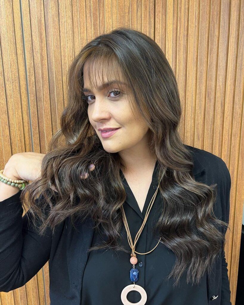 cabelo com franja falsa leve