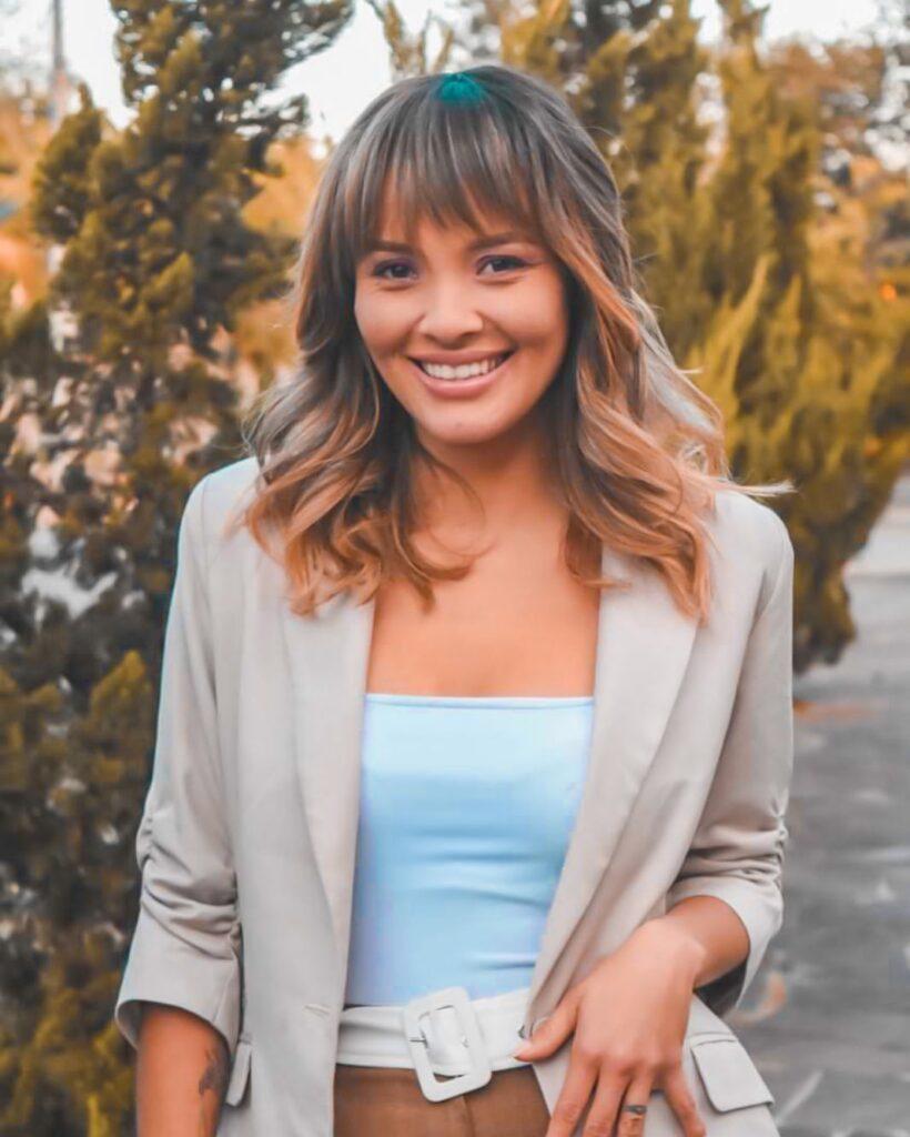cabelo com franja falsa usando aplique