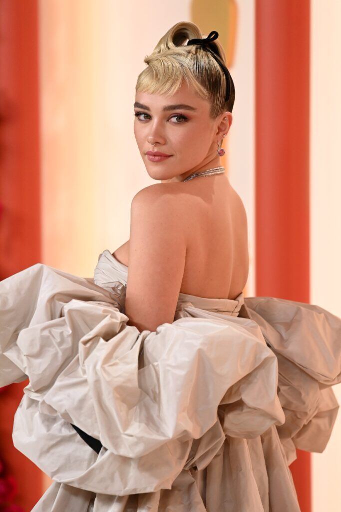 Florence Pugh no Oscar com franja falsa