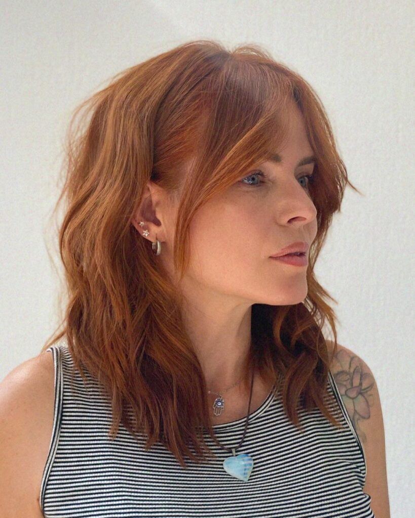 cabelo com corte long bob e franja longa