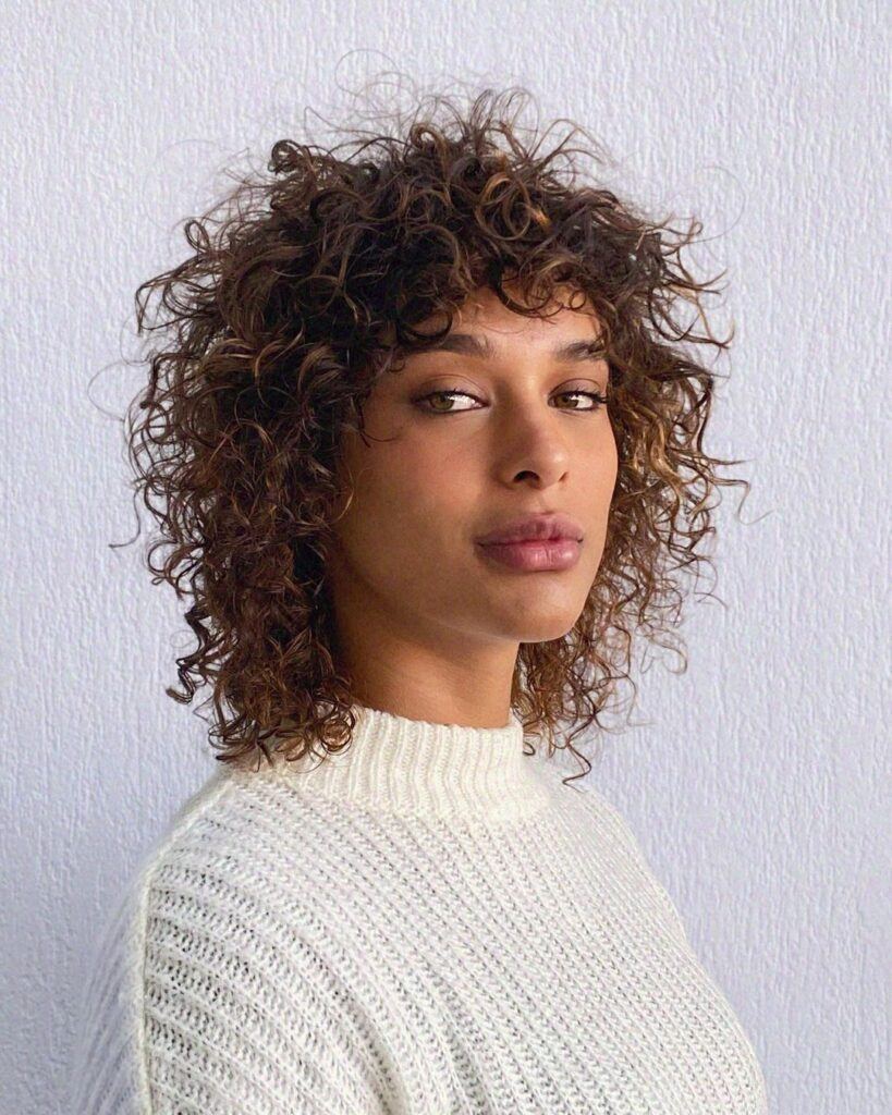 cabelo enrolado com corte long bob e franja
