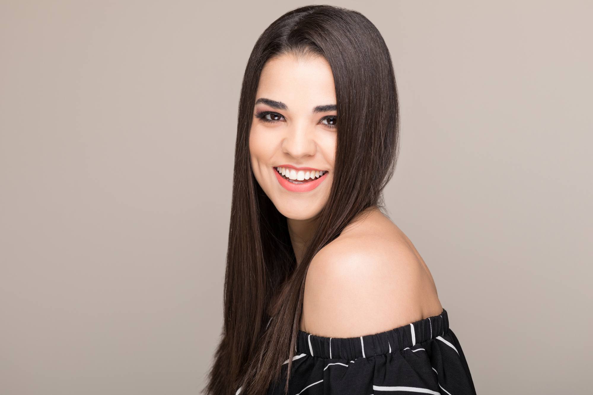 Mulher com cabelos castanhos, longos e lisos