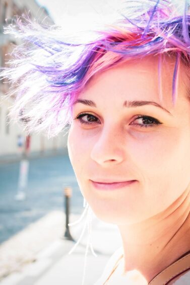 mullher com cabelo curto colorido