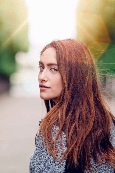 modelo com cabelo liso curto: lavar o cabelo com água filtrada