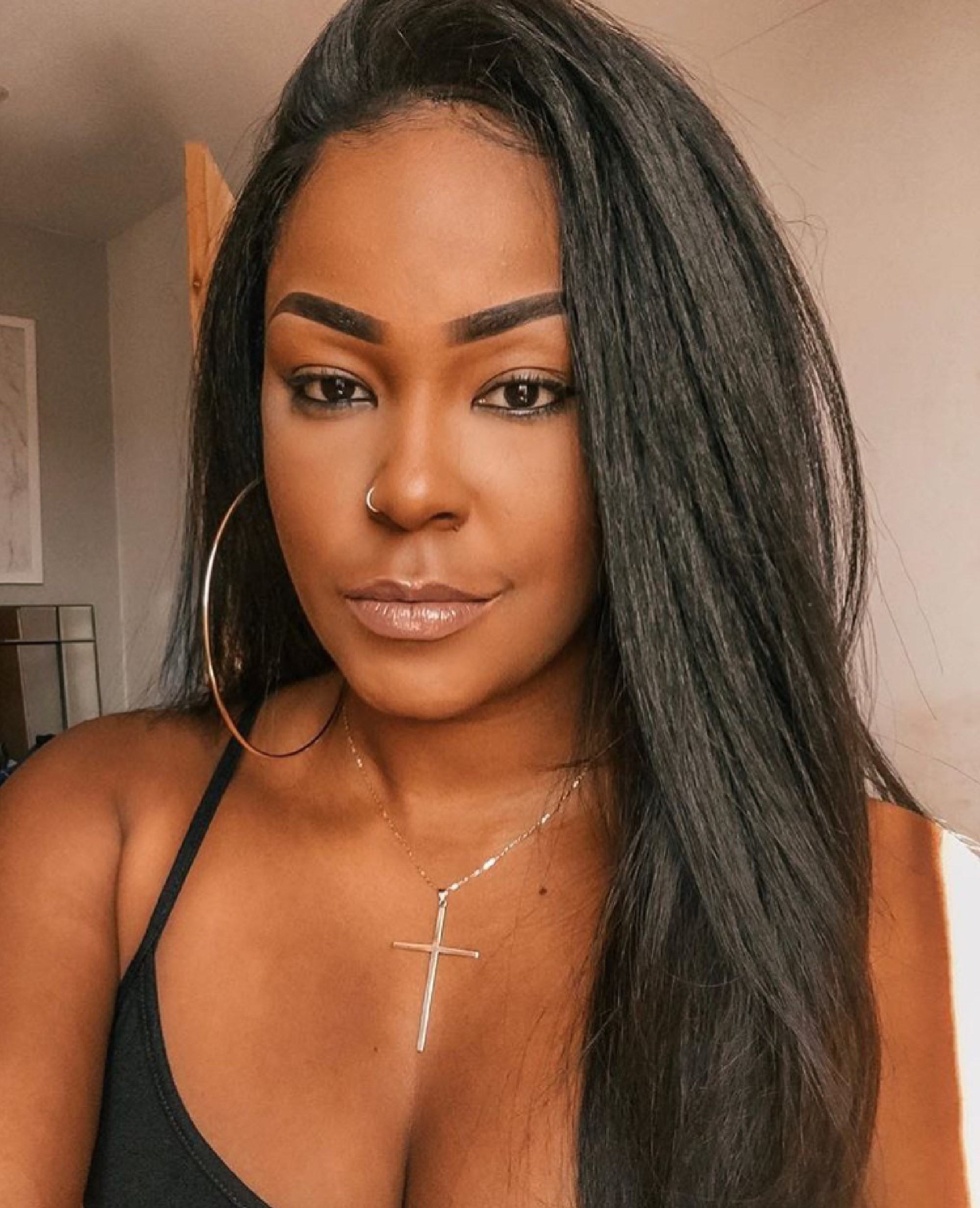 Mulher com cabelo longo liso preto para matéria de como lavar lace wig
