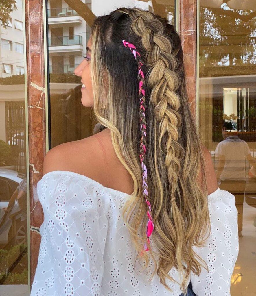 Mulher loira de trança com fita de cetim cor de rosa