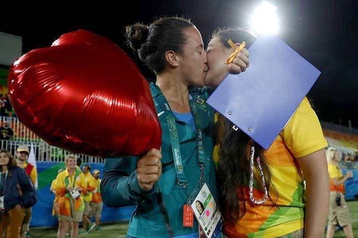 Isadora Cerullo e sua esposa Marjorie em pedido de casamento que aconteceu em campo, nos Jogos Olímpicos de 2016