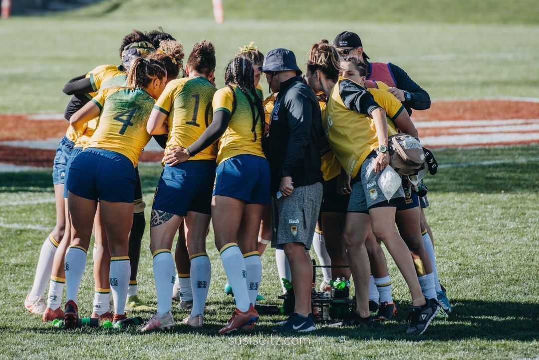Isadora Cerullo com suas parceiras da seleção brasileira de rugby