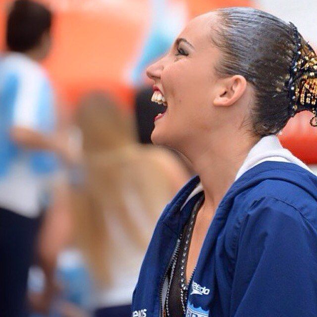 atleta duda miccuci sorrindo com cabelos presos