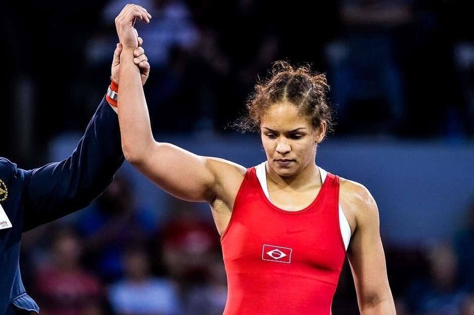 Aline Silva, lutadora olímpica, com os cabelos trançados durante competição