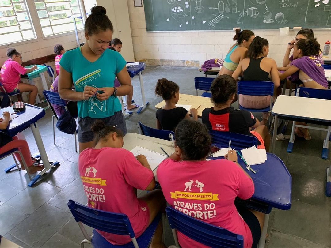 Aline Silva e meninas participantes do projeto Mempoderosa durante aulas