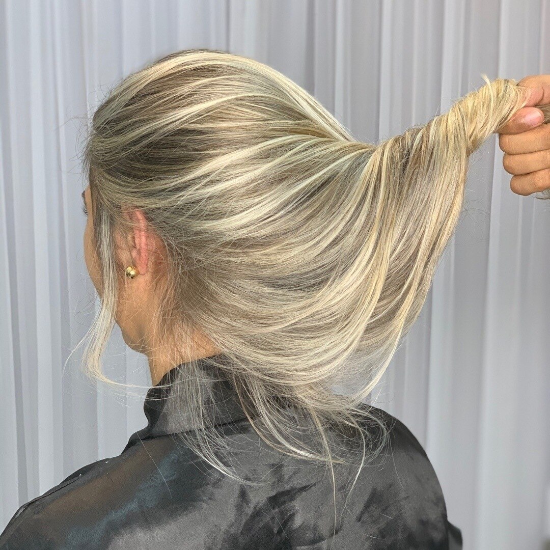 Mulher com selagem capilar no cabelo loiro