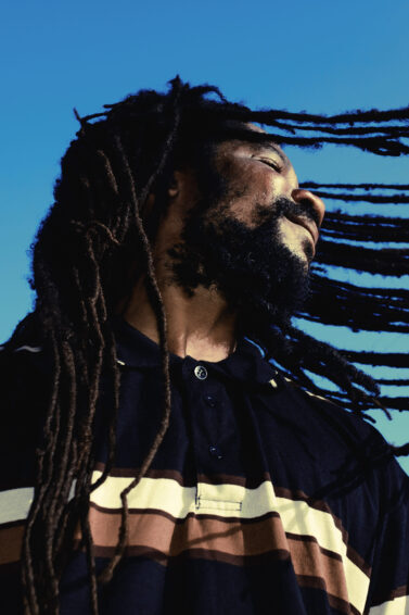 homem de dreadlocks em fundo azul