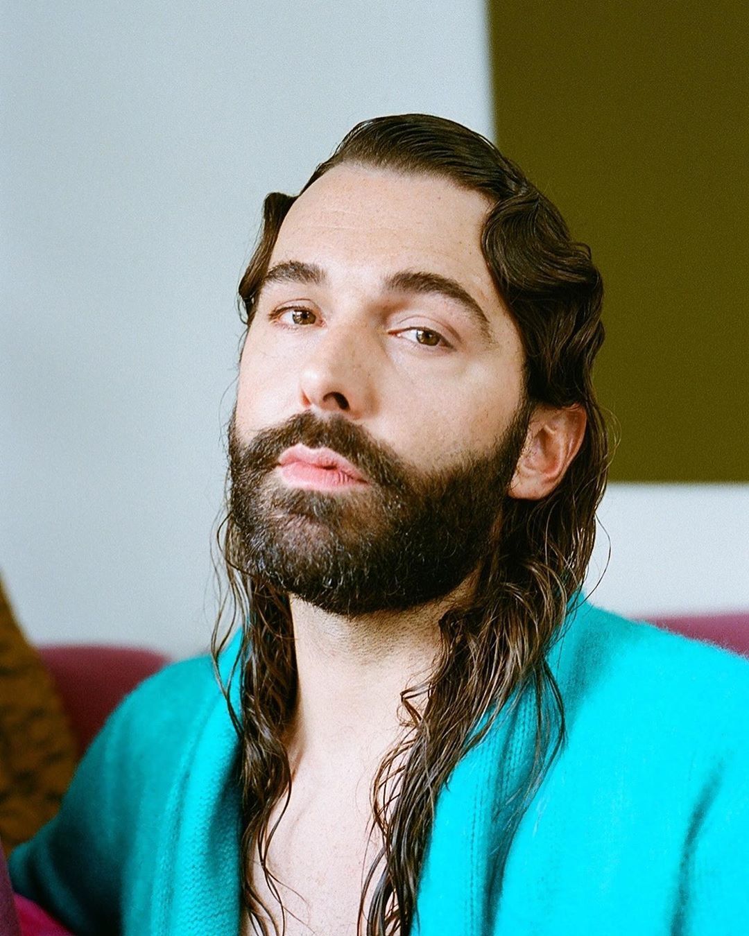 jonathan van ness com ondas vintage no cabelo