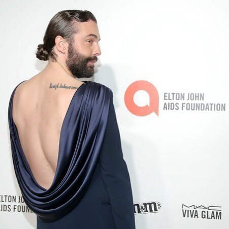 homem com coque no cabelo