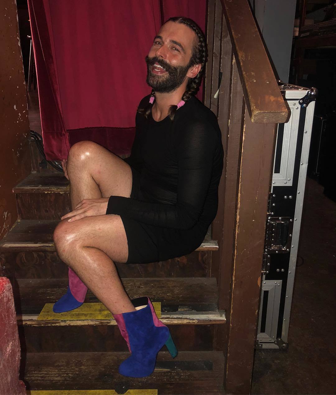 jonathan van ness con trança boxeadora