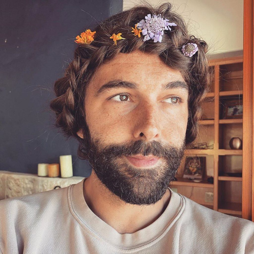 cabeleireiro jonathan van ness com coroa de trança