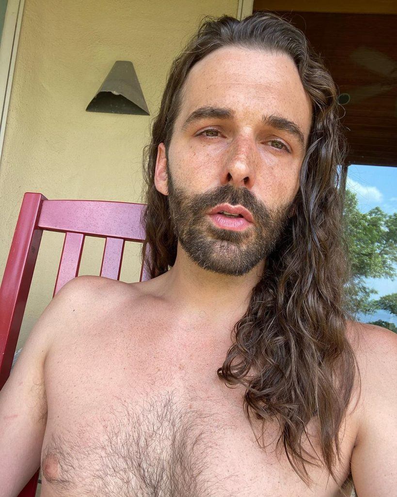 homem com cabelo longo ondulado