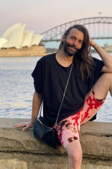 jonathan van ness com cabelo solto