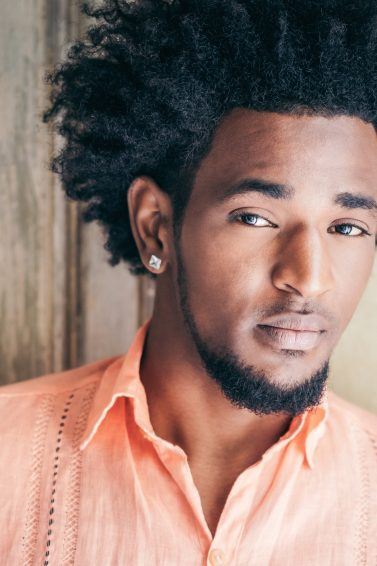 Modelo com cabelo afro no comprimento médio