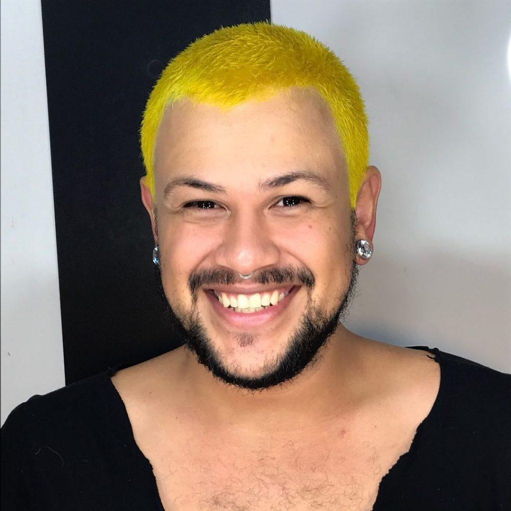 Cabelo amarelo masculino
