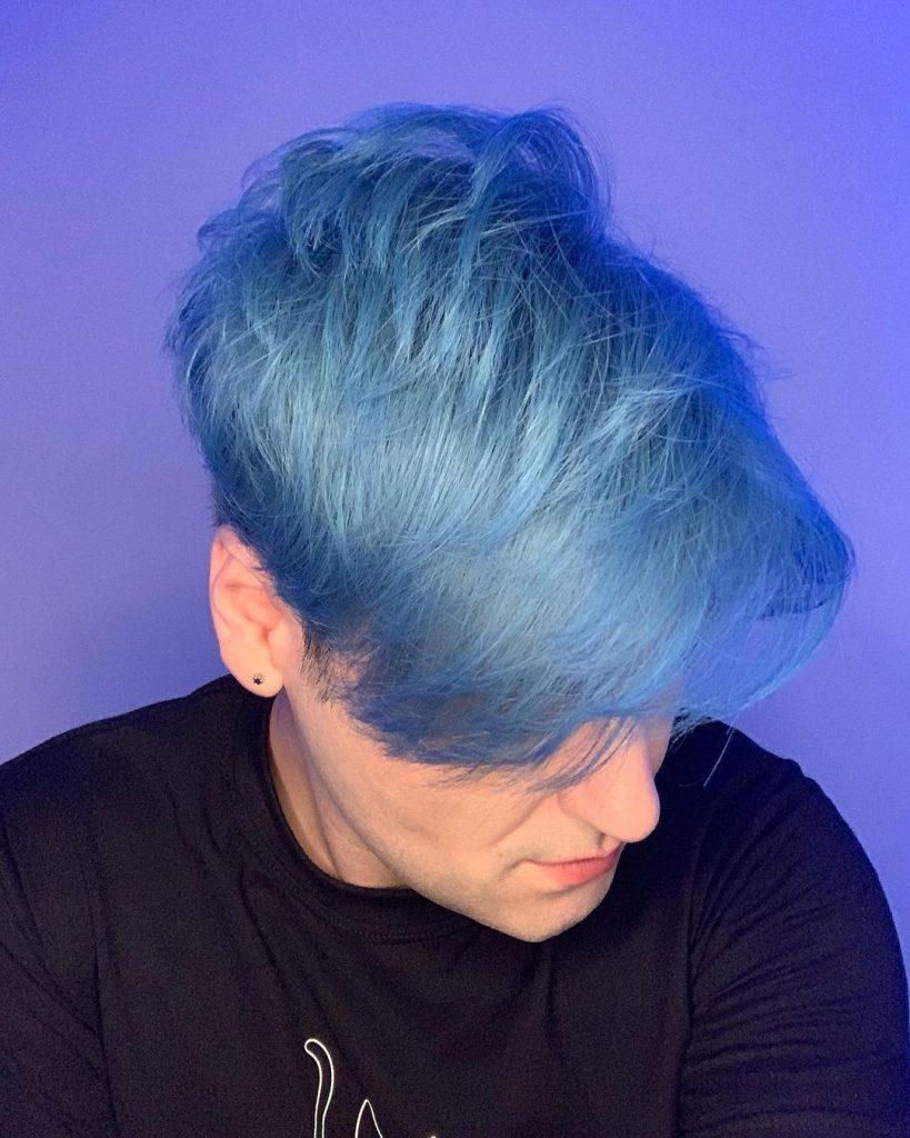 Homem com cabelo azul