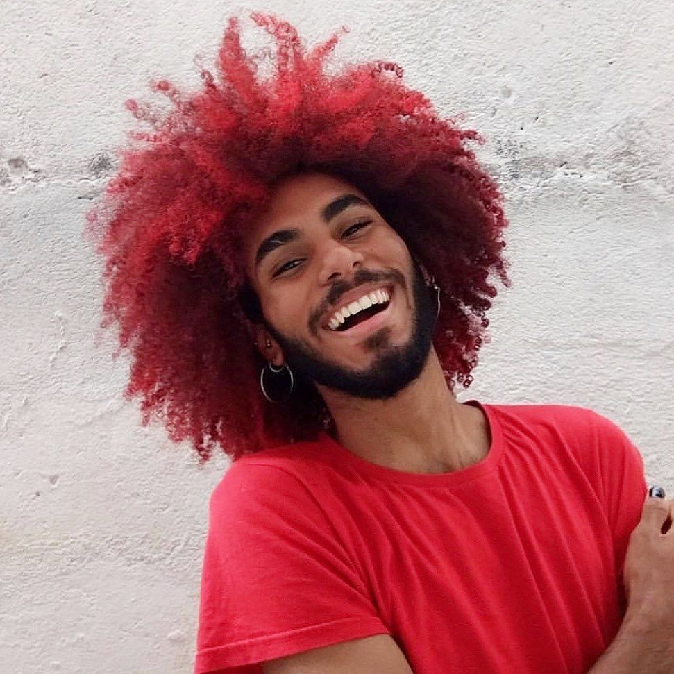 Homem com cabelo branco platinado masculino