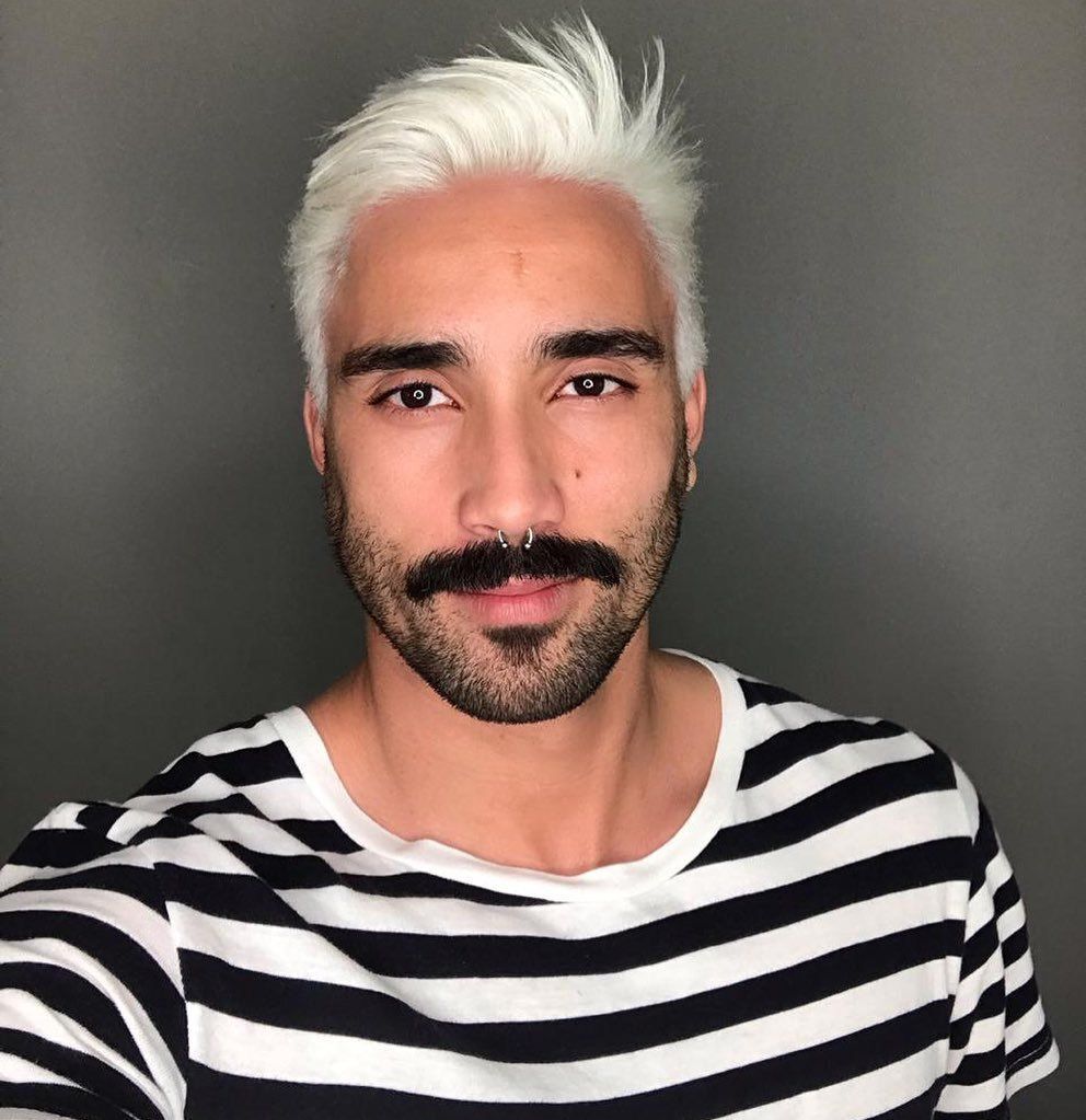 Homem com cabelo branco platinado masculino