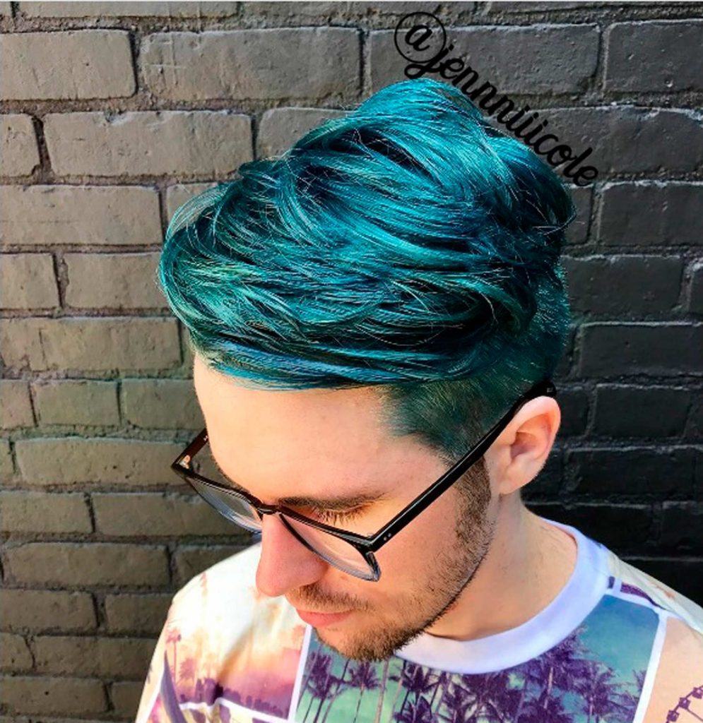 Homem de cabelo colorido azul
