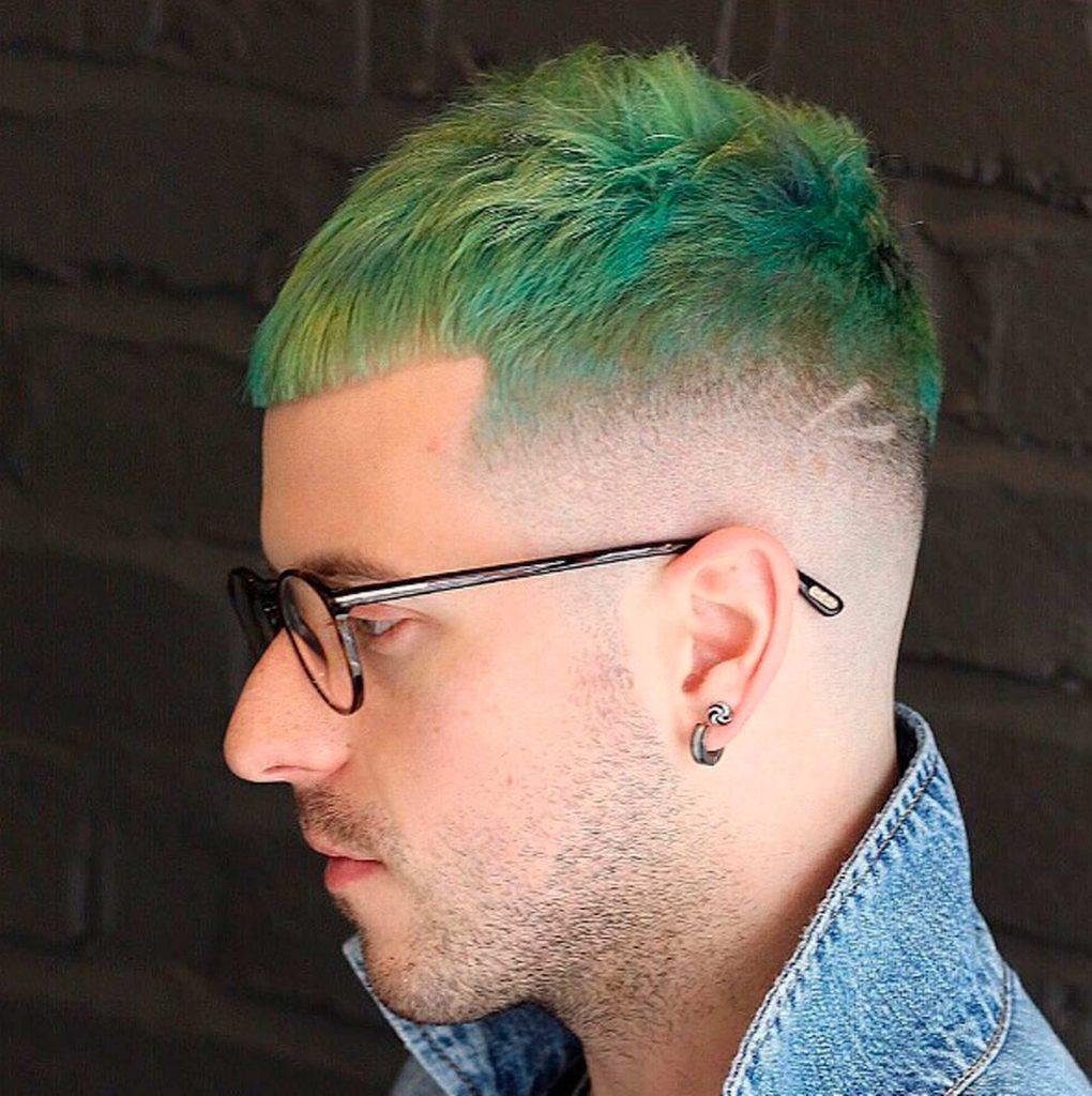 Homem de cabelo colorido verde