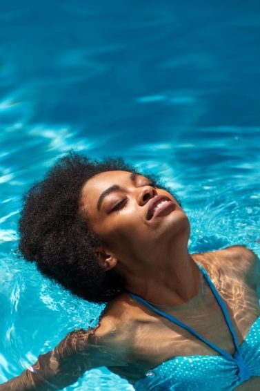 mulher com cabelos crespos no verão