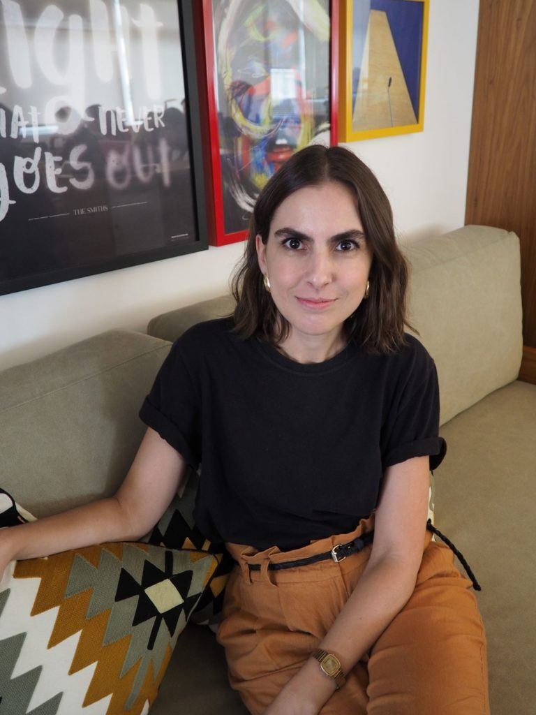 Mulher de cabelos castannhos curtos para matéria de produtos veganos
