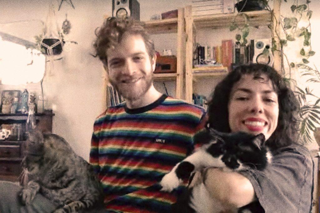 homeme e mulher sorrindo com gatos