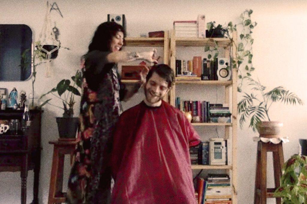 mulher corta cabelo de homem