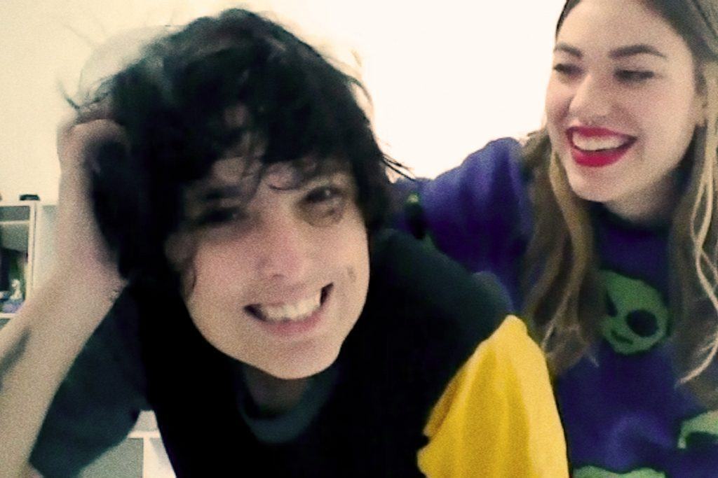 mulher com franja cortada ao lado de mulher de cabelo longo sorrindo
