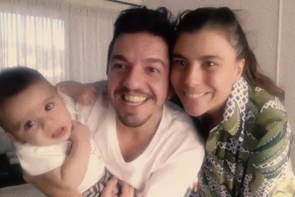 casal de homem e mulher com bebÊ