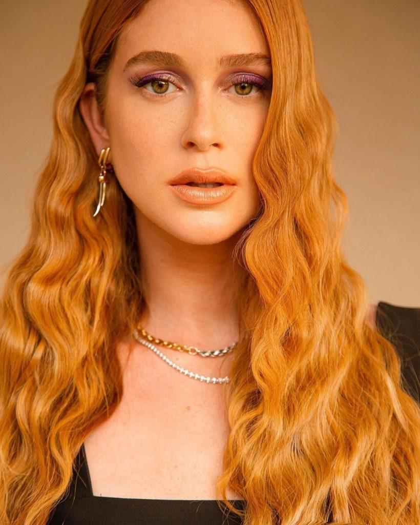mulher ruiva com cabelo longo ondulado