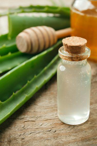 Receira caseira com ingredientes naturais para cabelo, como babosa