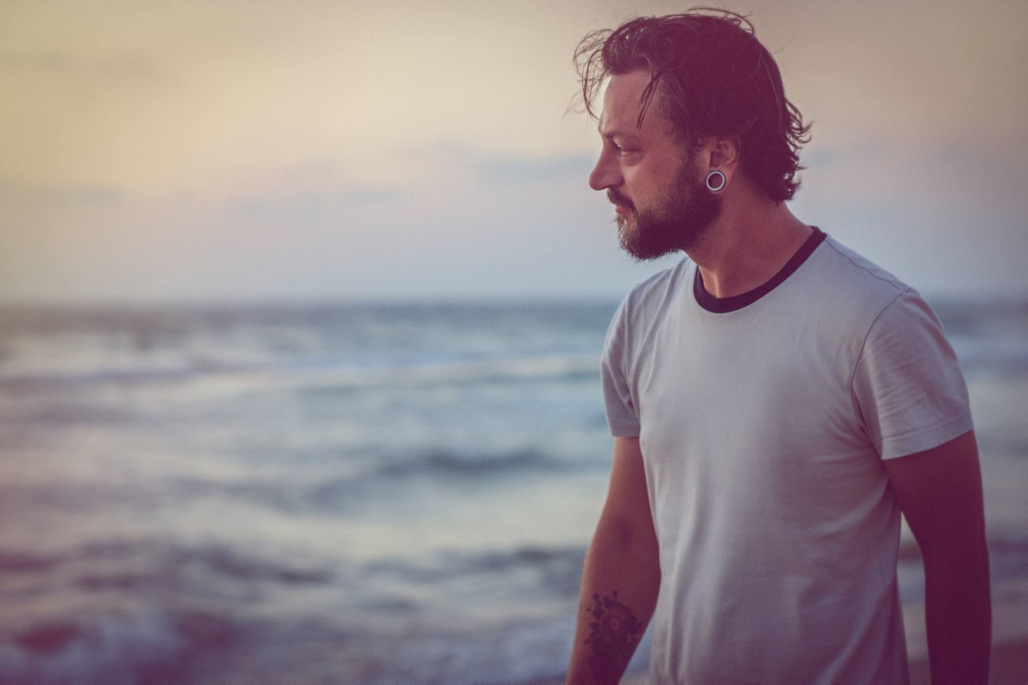 Homem de cabelo curto na praia