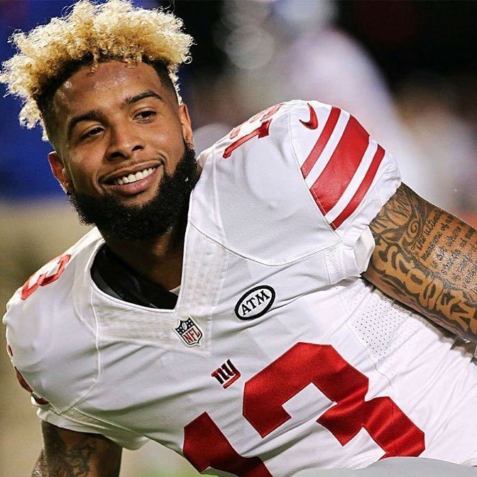 Odell Beckham Jr. com cabelo crespo masculino platinado