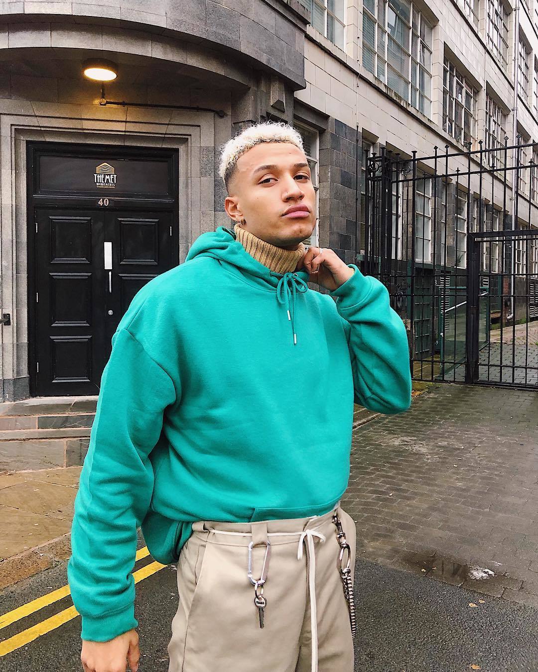 Homem com cabelo curto, crespo e platinado