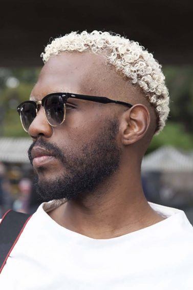 Homem com cabelo crespo masculino platinado