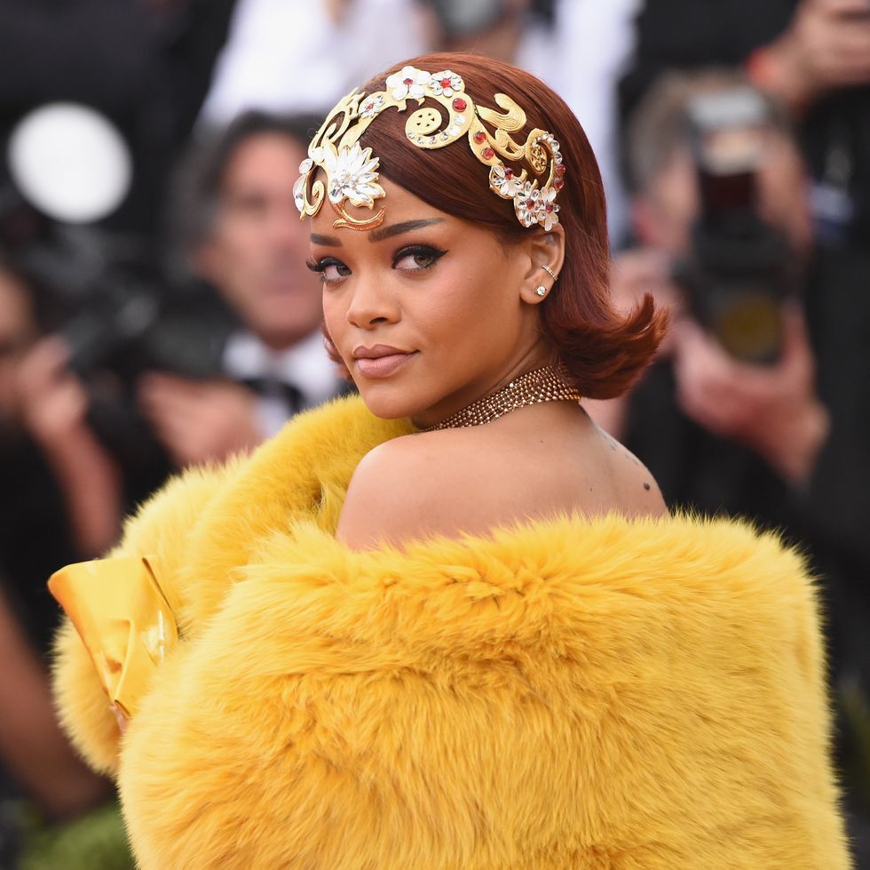 Rihanna com penteado dos anos 60